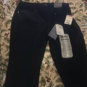 1822 Denim. Woman’s Capri. Black/ Butter Denim